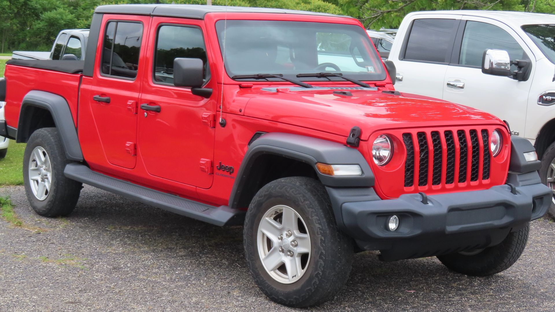 File:2020 Jeep Gladiator Sport S, front right, 06-15-2025.jpg