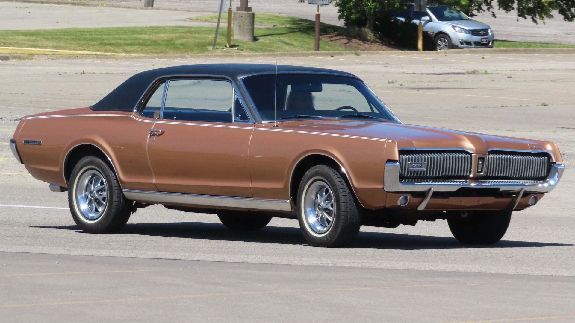 File:1967 Mercury Cougar, front right, 06-15-2024.jpg