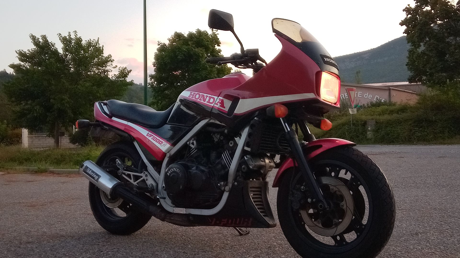 File:Honda vf1000f interceptor.jpg