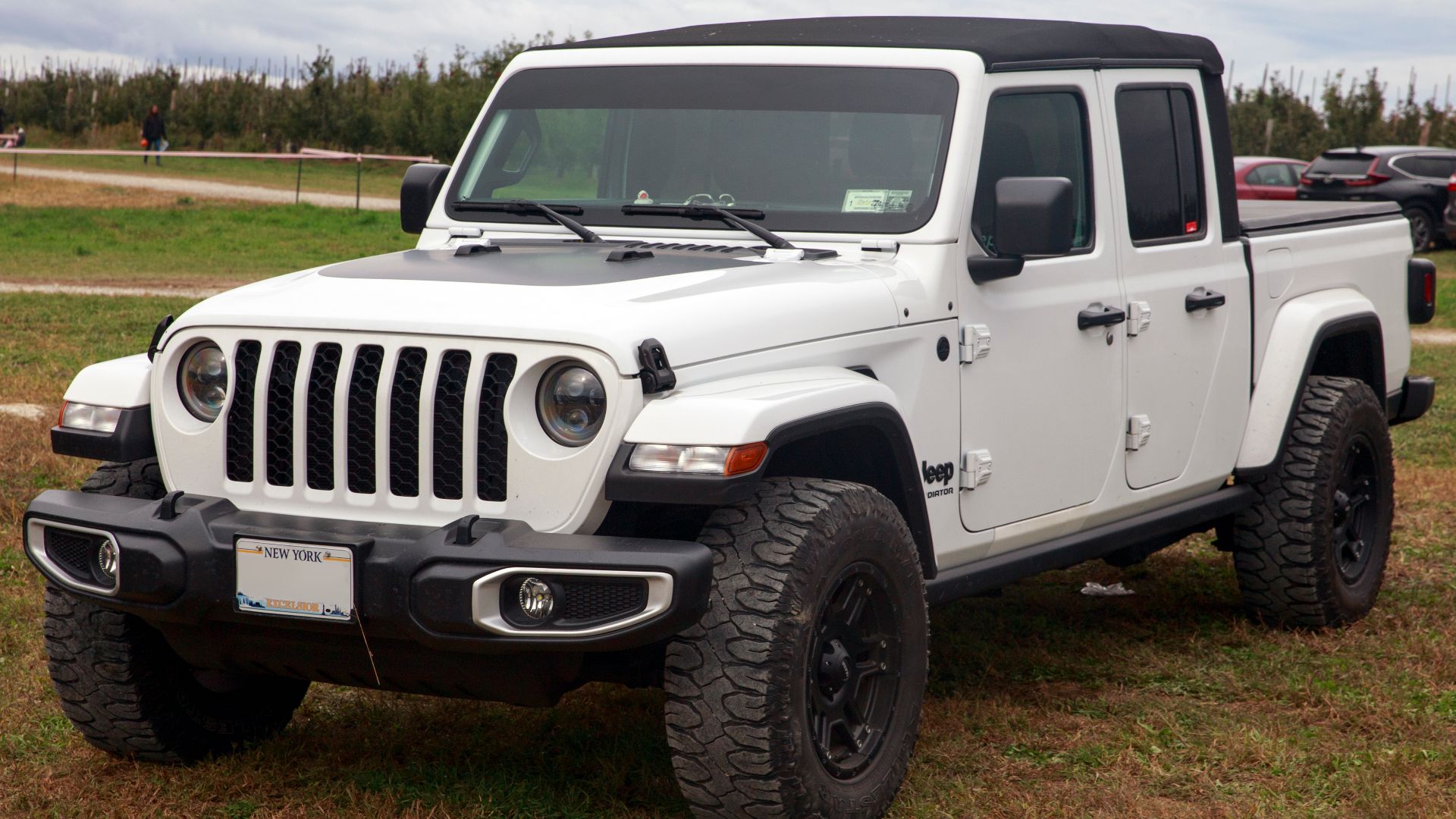 File:2021 Jeep Gladiator Sport in Bright White, front left.jpg
