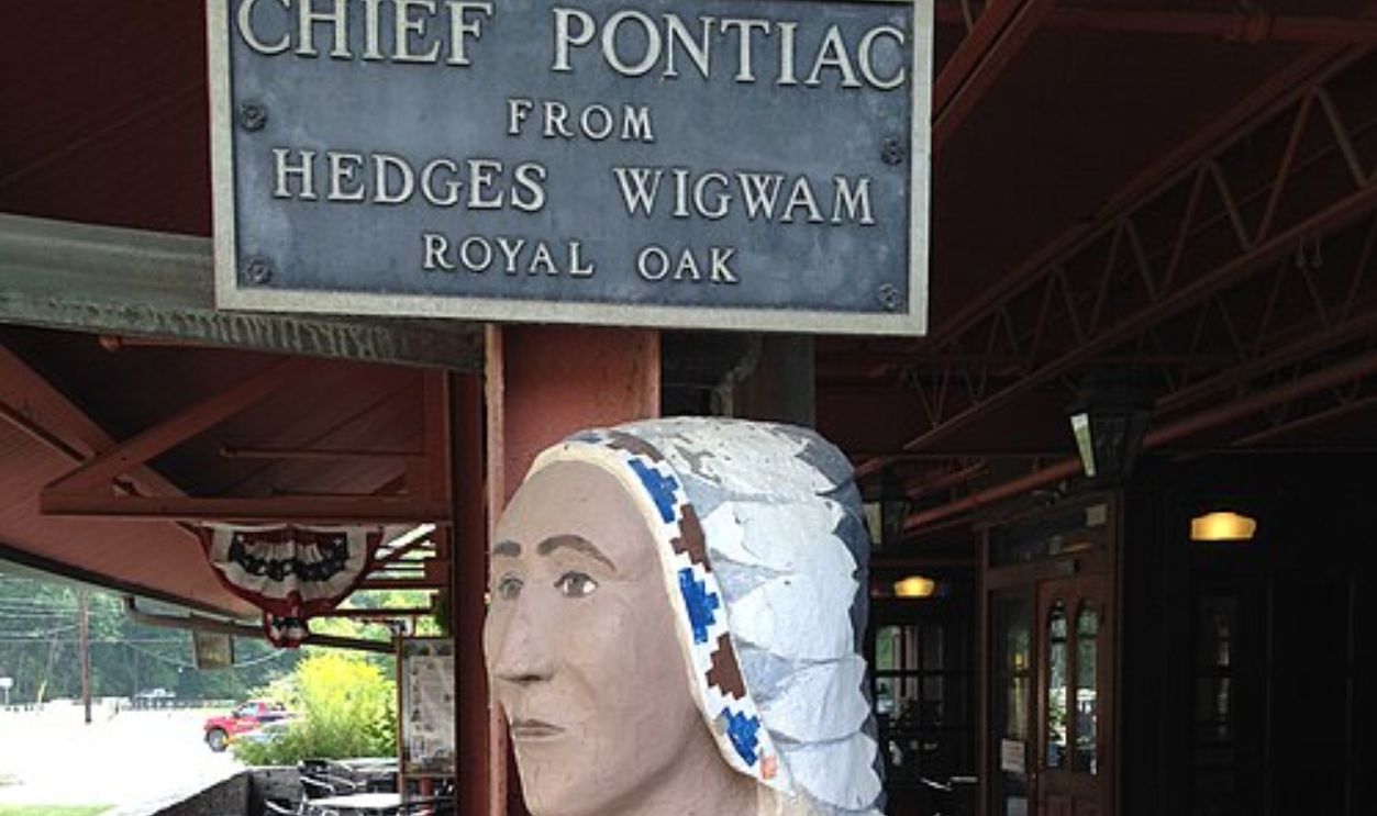 File:Hedge's Wigwam Native American Statue - Chief Pontiac profile.JPG