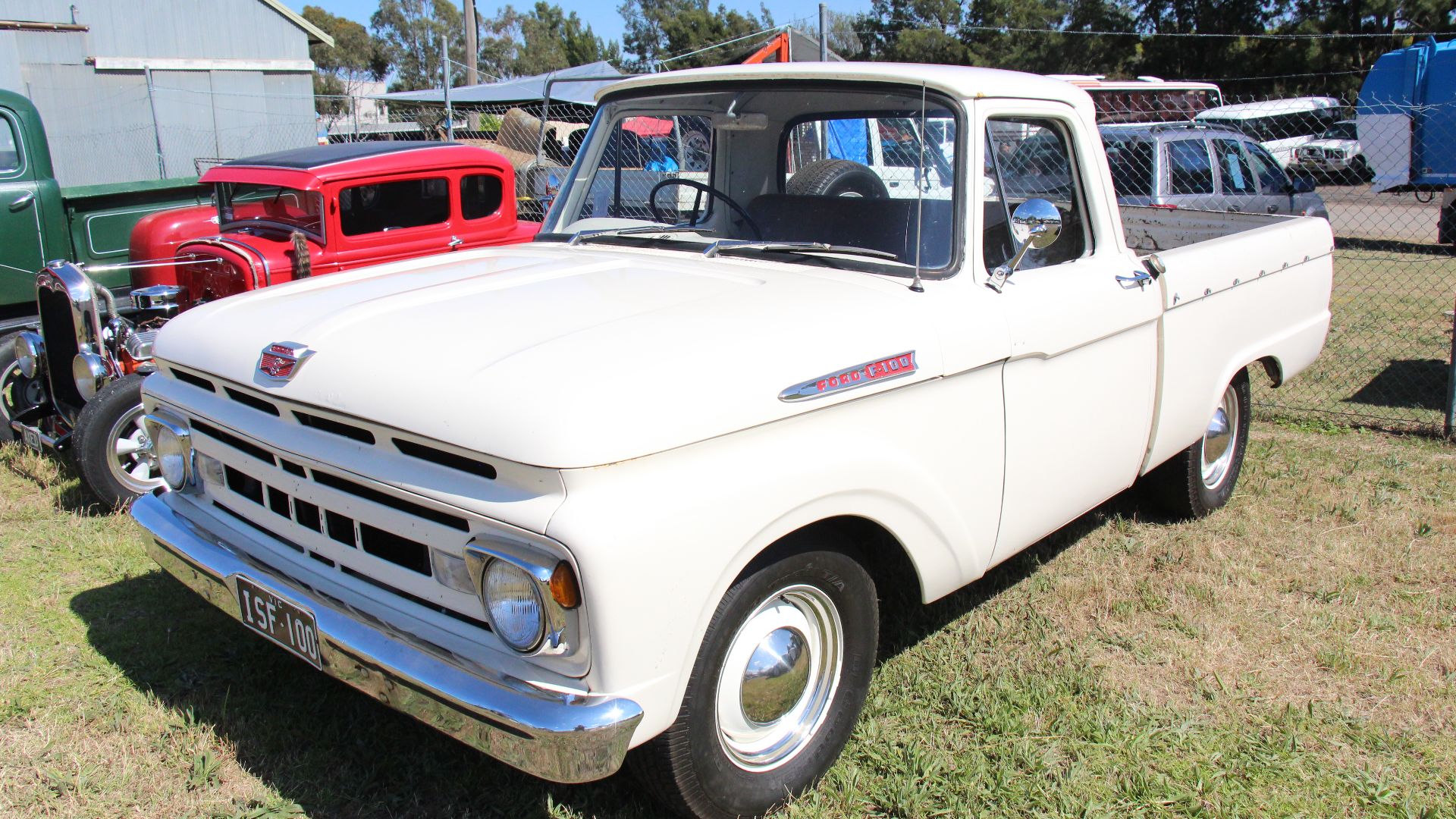 Ford had been producing factory made pickup trucks since 1925.
The F-100 was restyled in 1961, the fourth generation (1961-66) More refined, sleeker and slightly wider, windshield posts moved back for better vision and bigger pickup bed.
2 types of pick