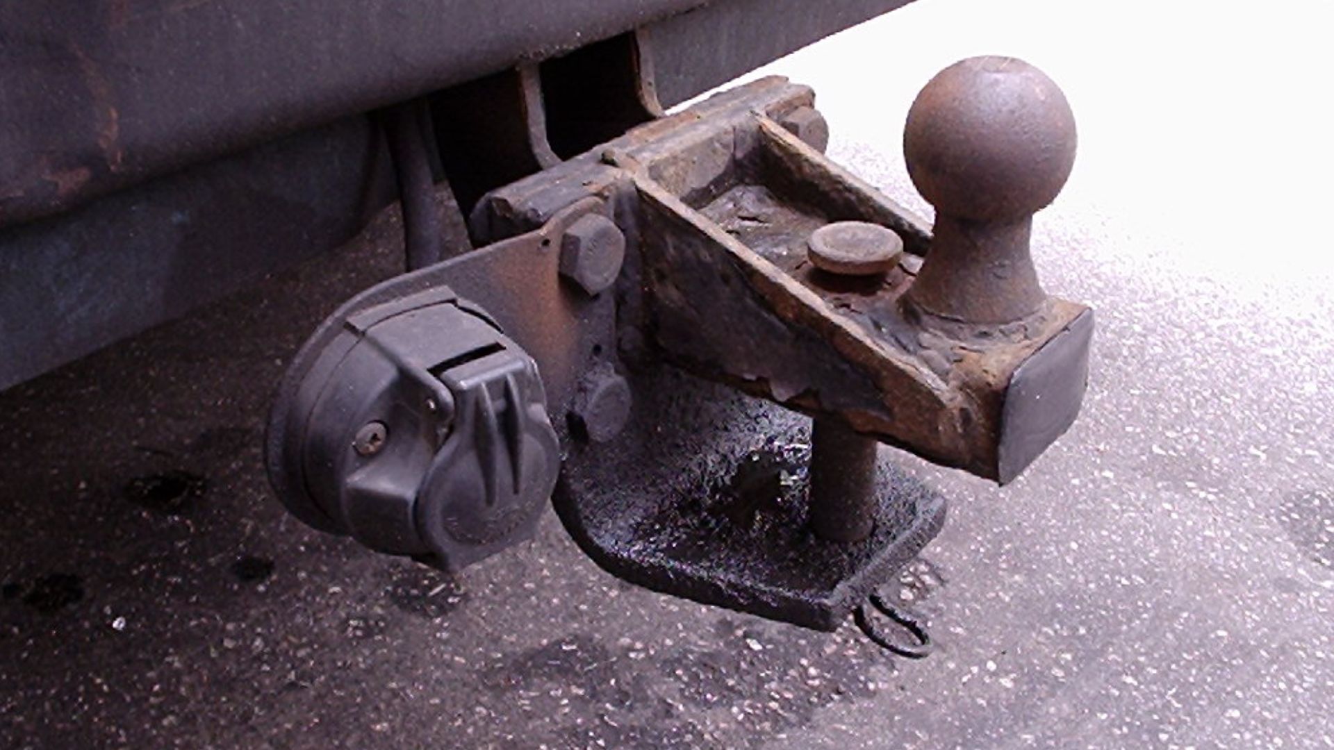 Combined trailer coupling device (please insert technical words for ball and pin) and 12 volt (7 pin) socket for light on trailer.