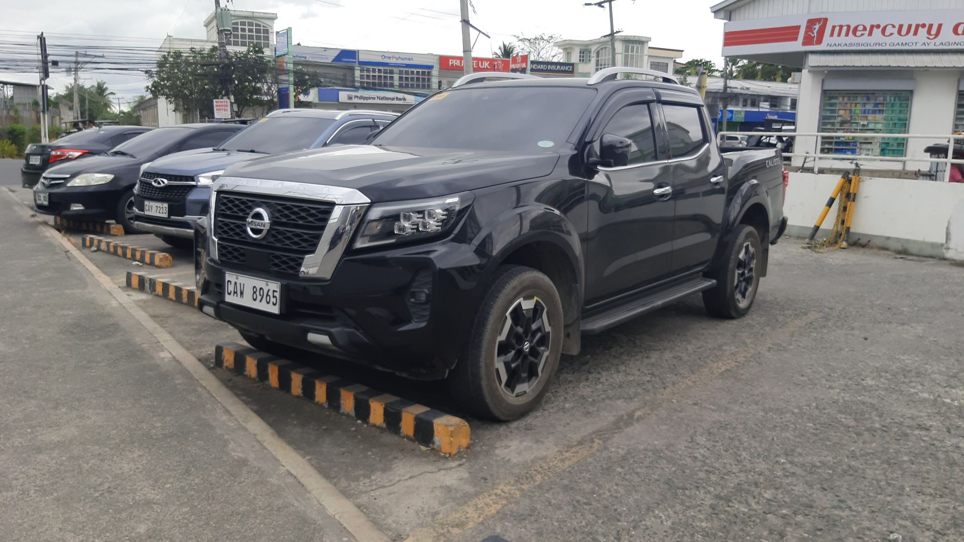 Nissan Navarra 4x2 VL was parked at Bank of the Philippine Islands - Maharlika Branch. Photo locationː Km. 113 Maharlika Highway, Barangay Bernardo District (Poblacion), Cabanatuan City, Nueva Ecija 🇵🇭