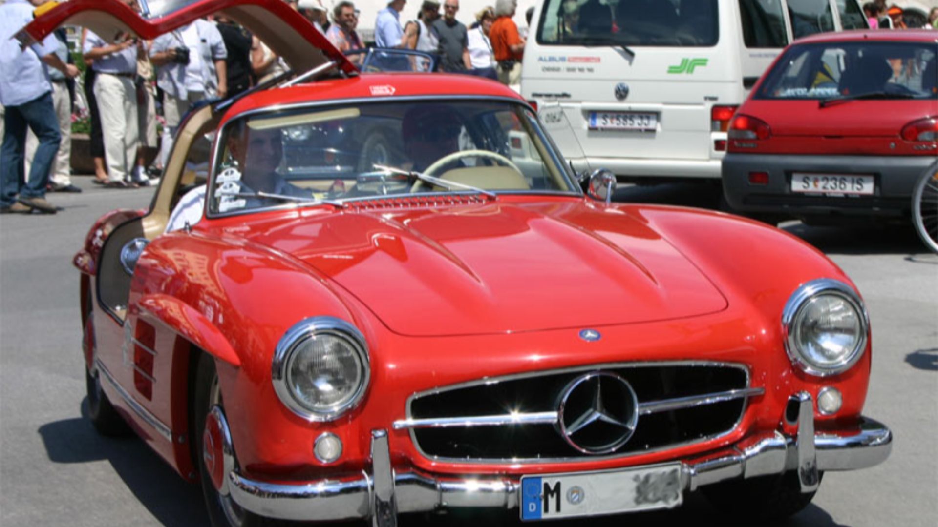 Mercedes 300SL
Fotografiert von: Softeis
bei der Präsentation der Fahrzeuge zum Gaisbergrennen in Salzburg; Juni 2004

GNU-FDL