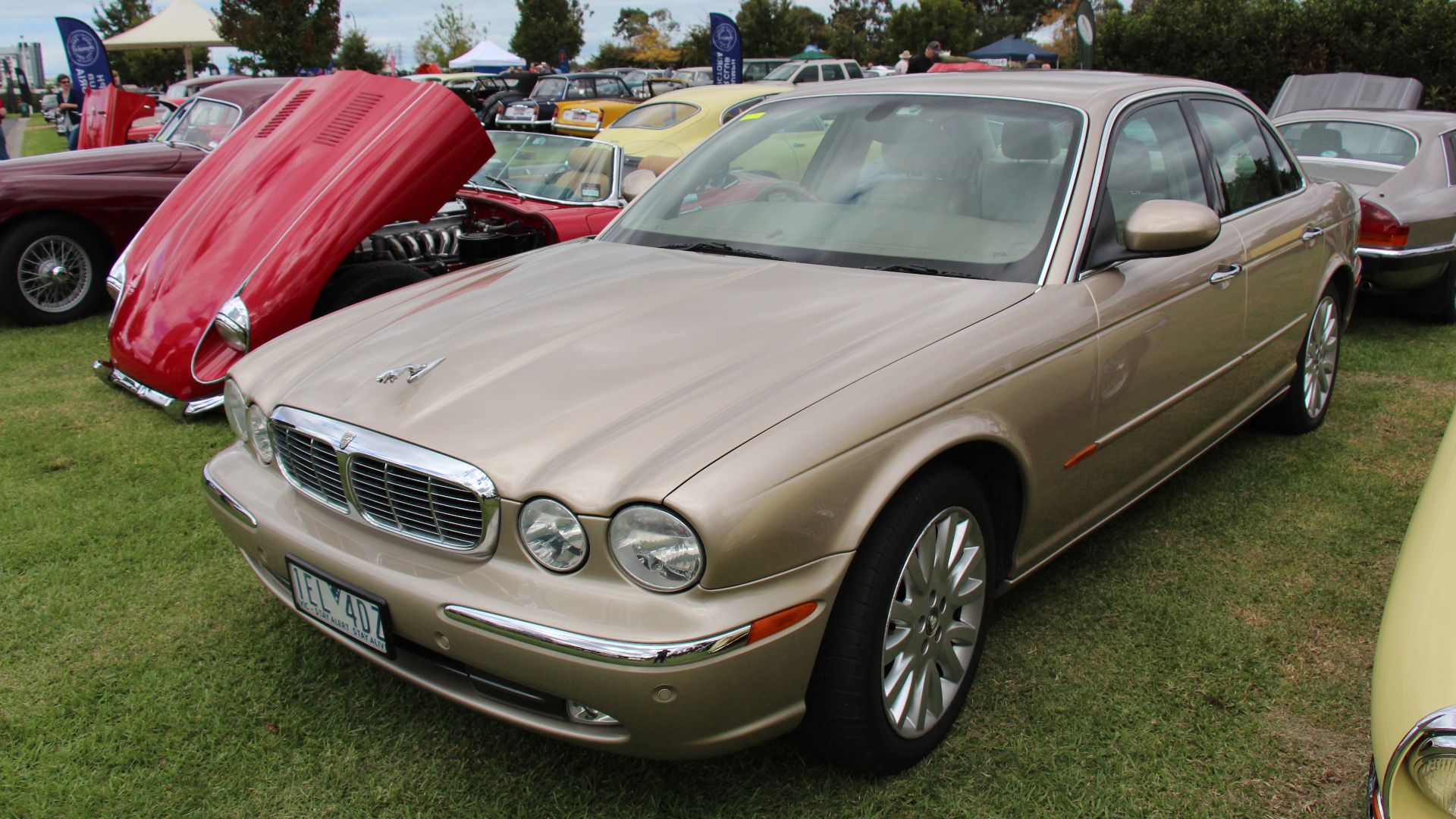 The 2004-09 X350 is the third generation of Jaguar's XJ sedan, succeeding the X308 (1997–2002).
Featuring traditional exterior and interior styling, a V6 or V8 engine and automatic transmission, the XJ was completely re-engineered and was noted for its al
