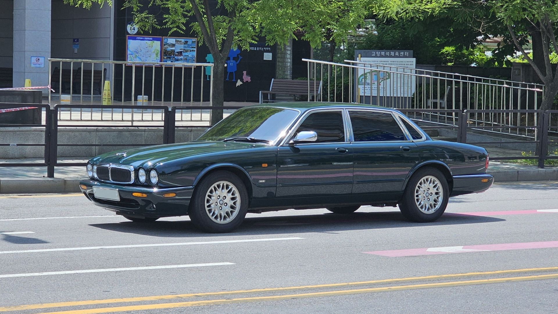 Black Jaguar XJ Executive 4.0 V8 X308 sedan.