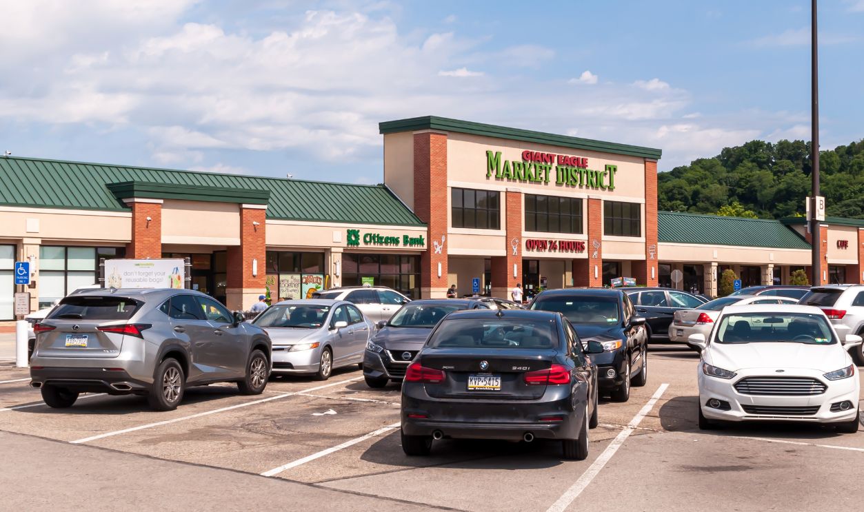 Pittsburgh, Pennsylvania, USA 7/12/20 The Giant Eagle grocery store and parking lot in the Waterworks Mall on a sunny summer day. Giant Eagle is a popular chain store in Pennsylvania and Ohio