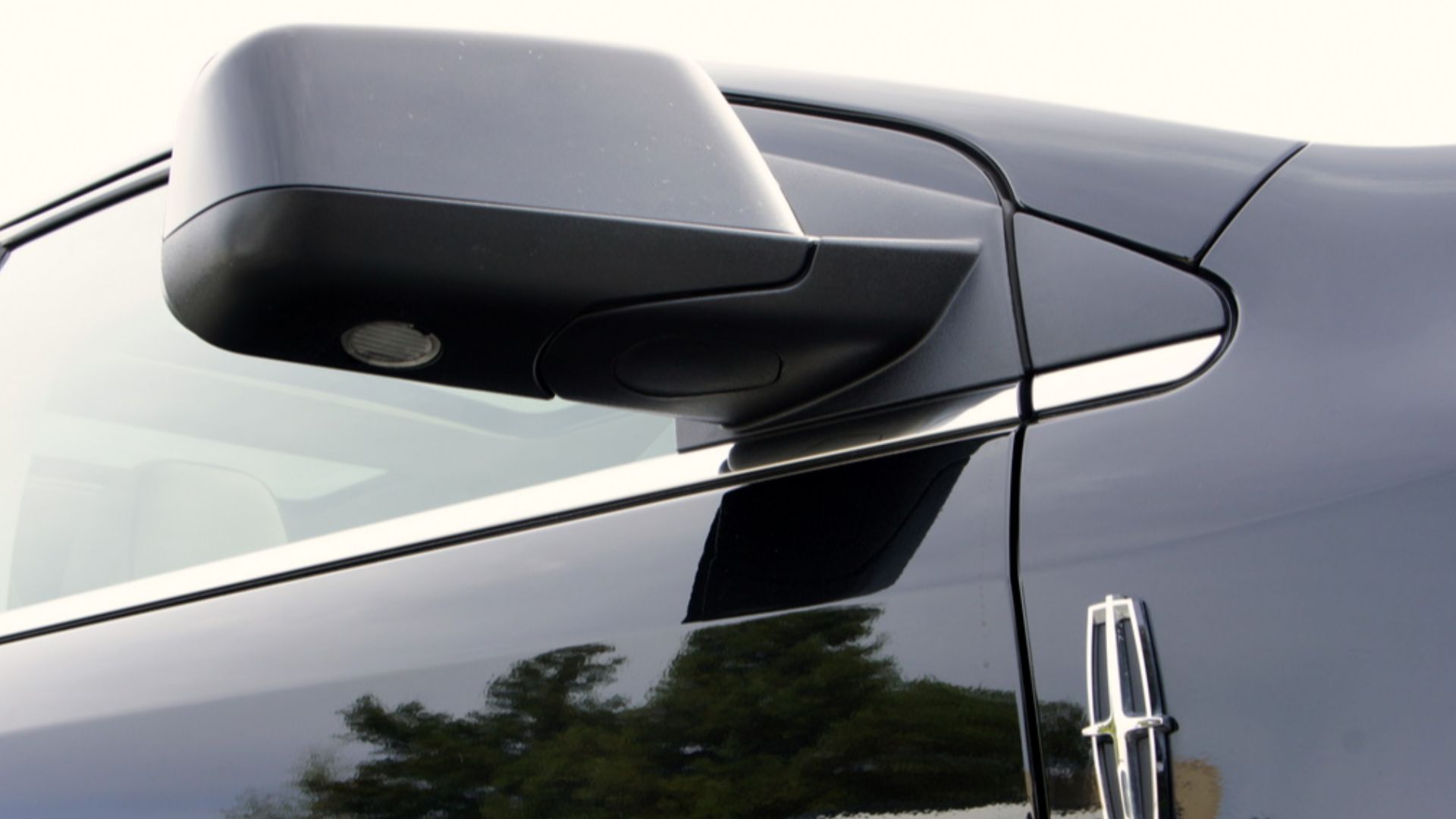 These mirrors have blind spot indicators and downward facing lights and can pivot.

10 days with the Lincoln MKX, a high-tech crossover SUV. More details on the experience can be found at: www.hightechdad.com/?p=7906