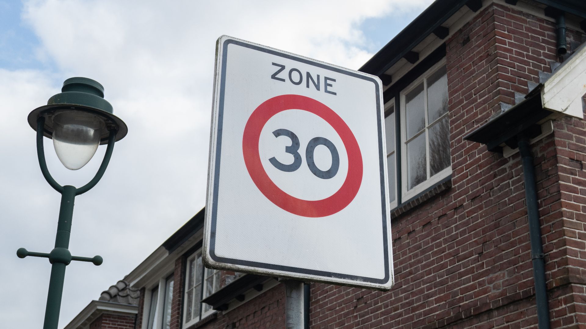 A 30km/h speed limit sign located in Hengelo, Overijssel