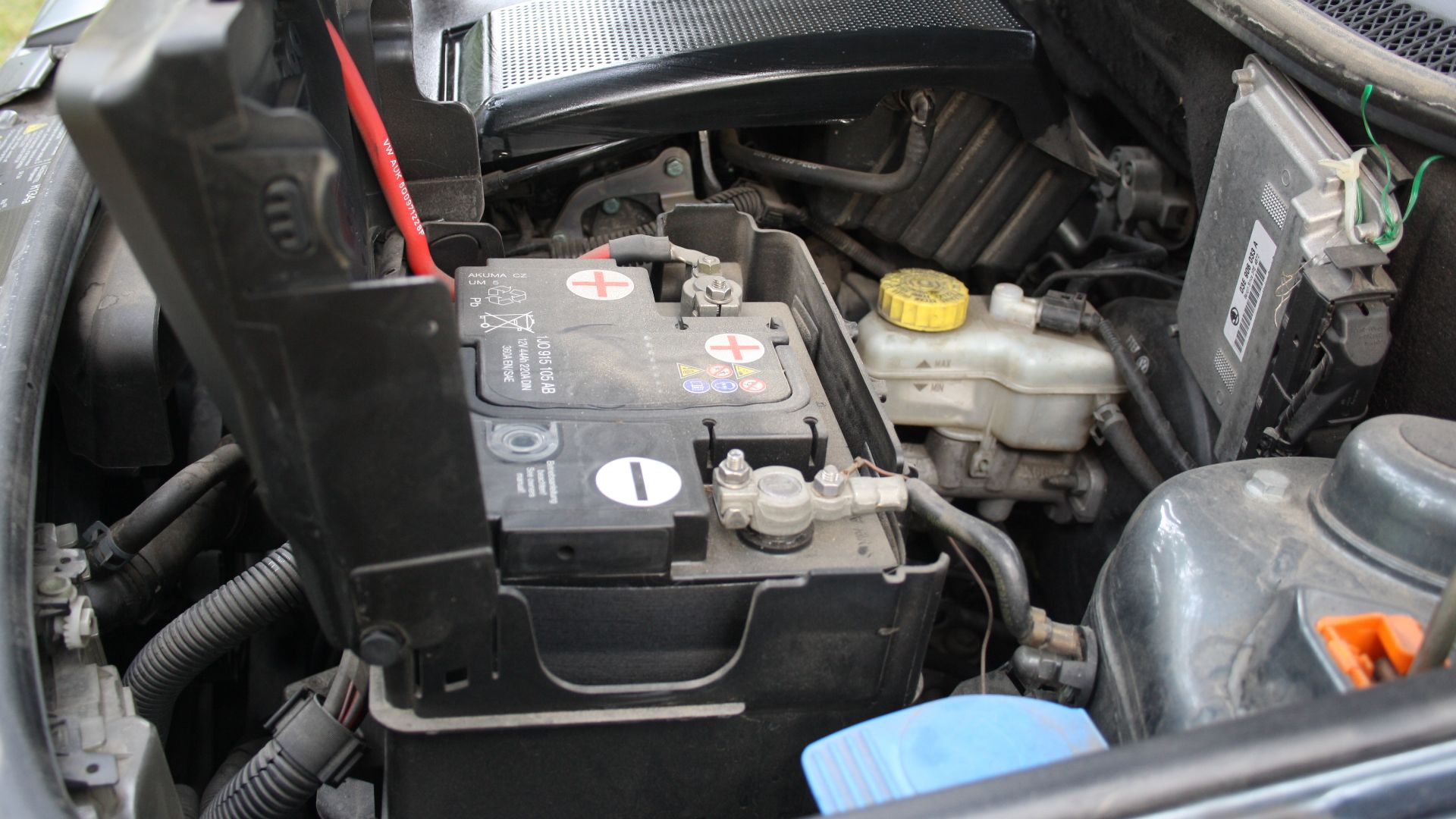 Opened automobile battery pack in 1,2 HTP in Škoda Fabia I.