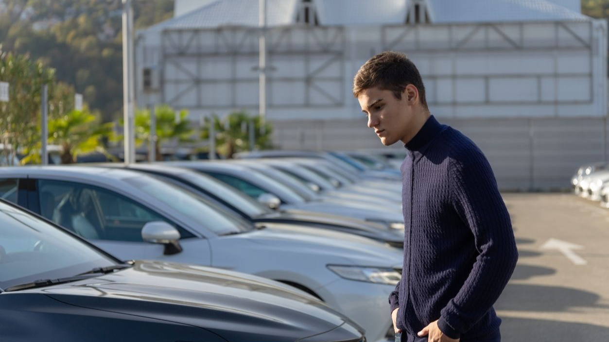 Shutterstock-1552573724, Young handsome man choosing a car in a car showroom