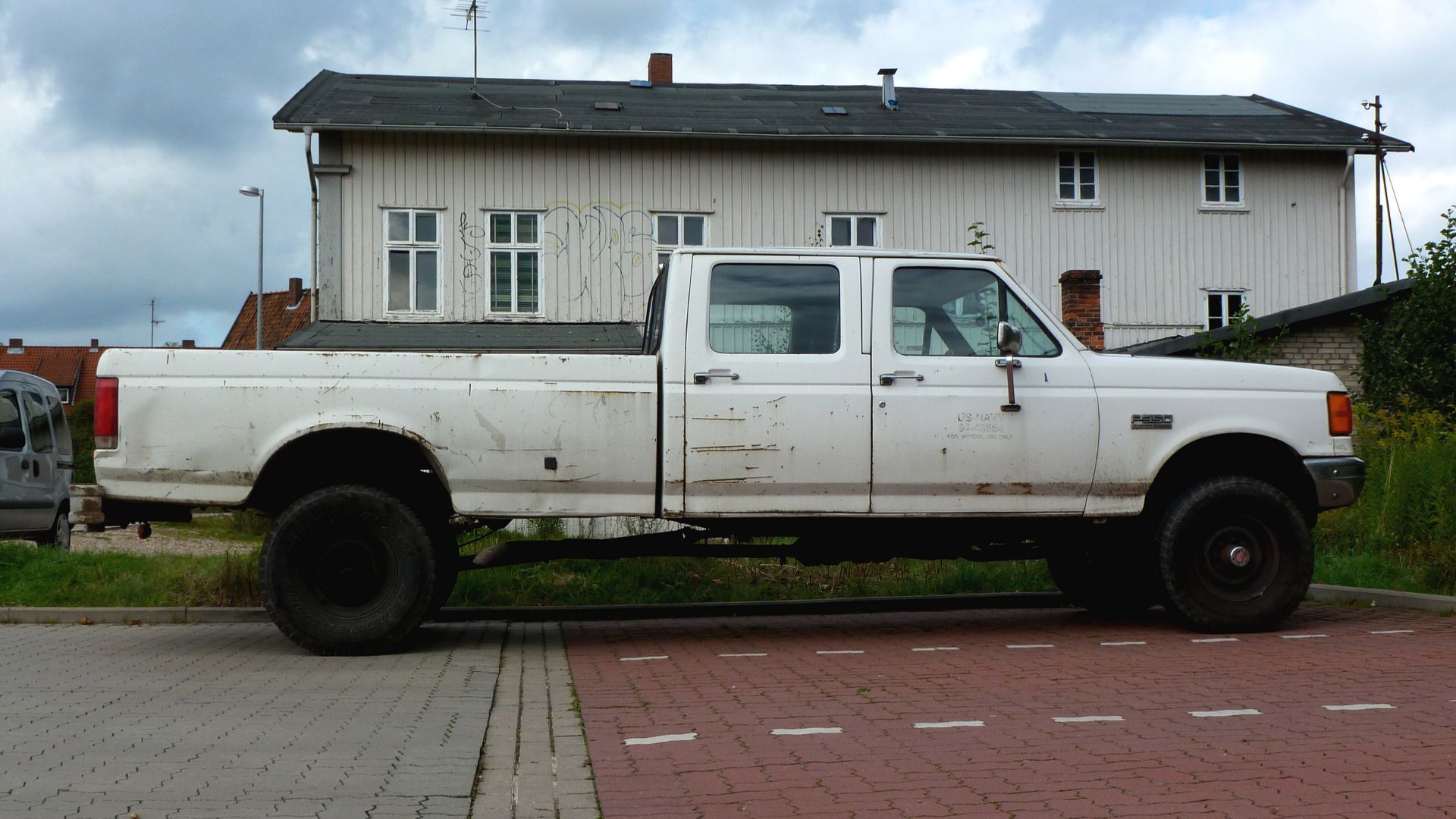 Vor der ehem. Ratsmühle in Soltau ein Ford F-350 Crew Cab Long Bed Pick-up.