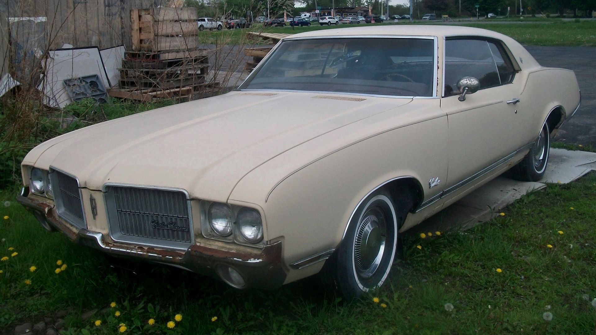 An abandoned 1971 Oldsmobile Cutlass Supreme in Rochester, NY
