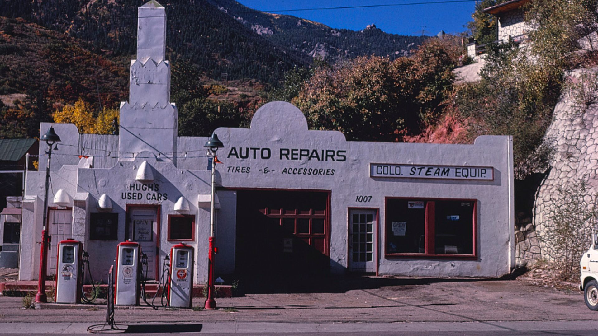Margolies, John,, photographer.
Skelly Gas, Manitou Springs, Colorado
1980.
1 photograph : color transparency ; 35 mm (slide format).
Notes:
 Title, date and keywords based on information provided by the photographer.
Margolies categories: Gas stations, p