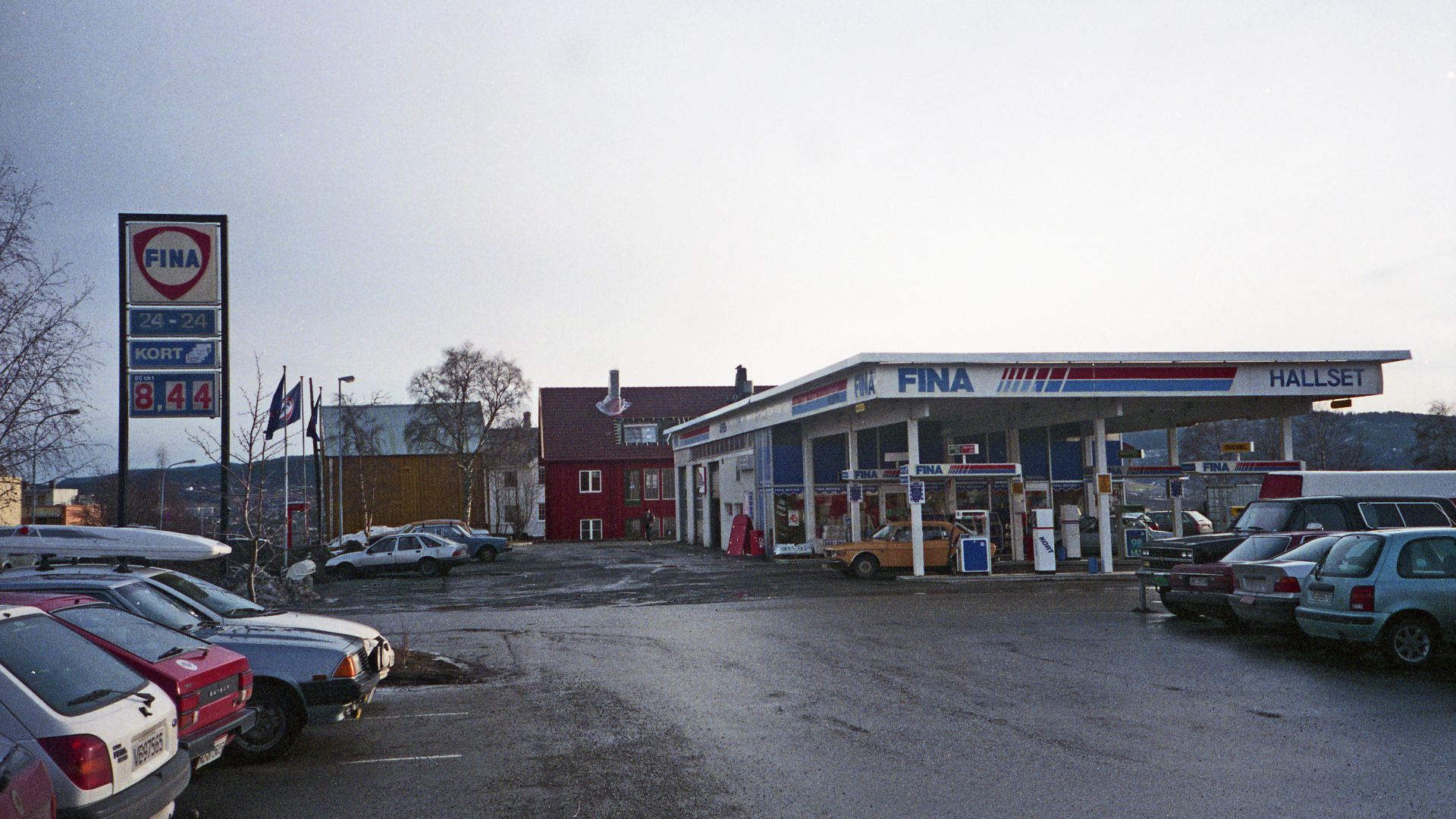 Format:  Fotonegativ
 Film:  Kodak Gold 200
 Dato / Date:  23 Februar 1998
 Fotograf / Photographer:  Byantikvaren 
 Sted / Place:  Hallset Trafikksenter, Fina - Søndre Hallset 3, 7027 Trondheim
 Wikipedia:  Norske Fina
 Eier / Owner Institution:  Trondhe