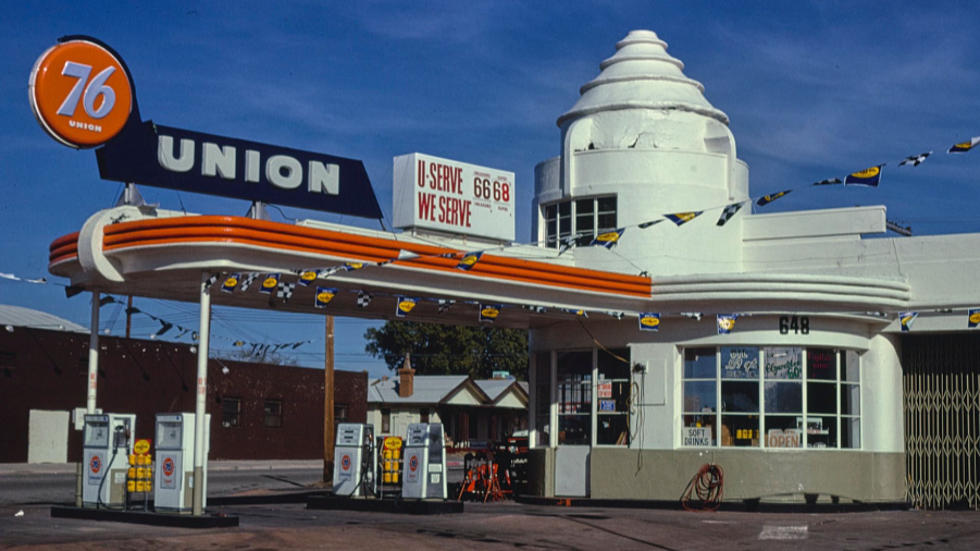 Margolies, John,, photographer.
Union 76 gas station, 4th & Stone, Tucson, Arizona
1979.
1 photograph : color transparency ; 35 mm (slide format).
Notes:
 Title, date and keywords based on information provided by the photographer.
Margolies categories: Ti