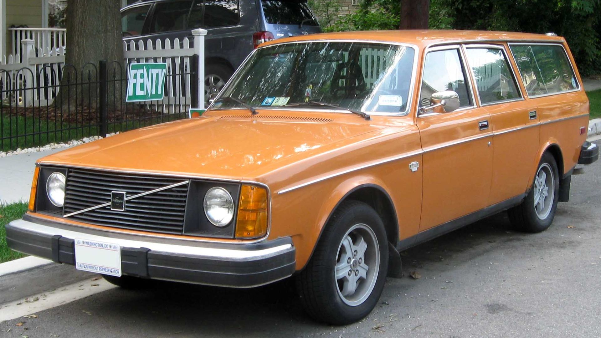 1975 Volvo 245 DL wagon photographed in Washington, D.C., USA.
