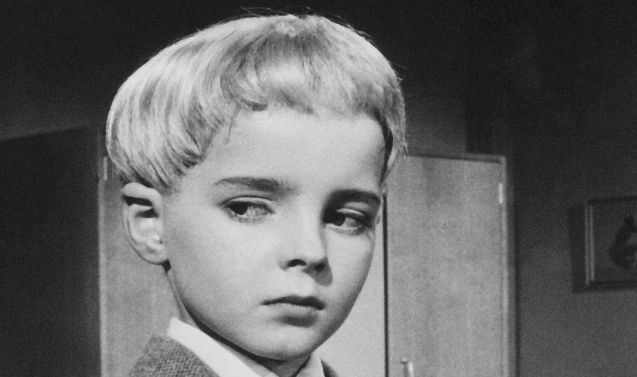 Getty Images - 2163029264 - Barbara Shelley and Martin Stephens in a scene from 'Village of the Damned' 1960.