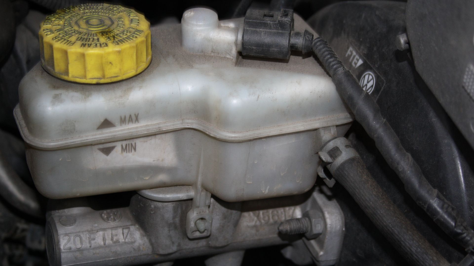 Brake fluid reservoir in Škoda Fabia I