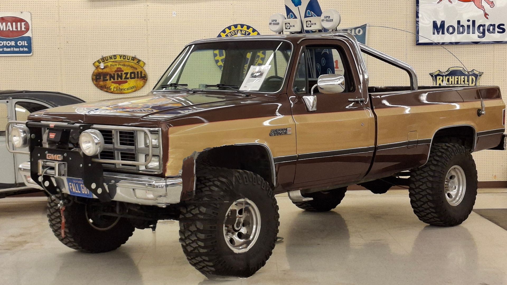 File:Rodz & Bodz Movie Car Museum auction, Fall Guy Movie 1981 GMC K2500 Sierra Grande Pick Up Truck, edited 2025-08-22.jpg