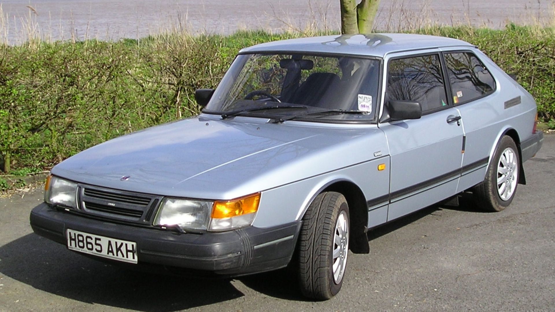 Crop of File:Saab 900 GLE (2).jpg