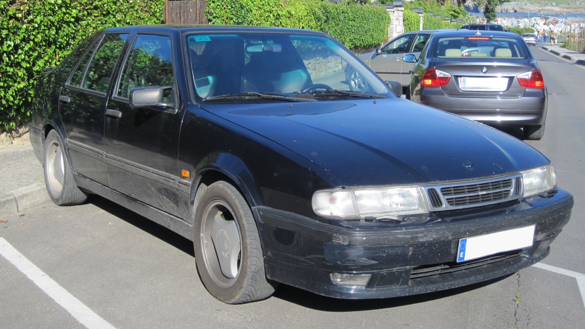 Not precisely a common version around. The seats of this inmediately caught my attention for its quite big size!

2003 plates, too new for it. Seen in Llanes (Asturias).