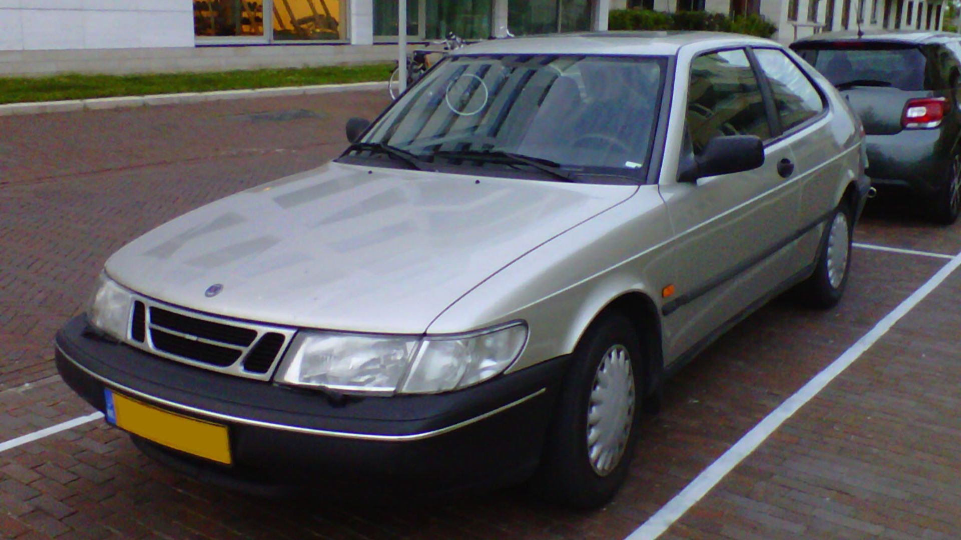This is image shows the front of a 1995 Saab New Generation 900i.
Other information

The license plate has been censored.