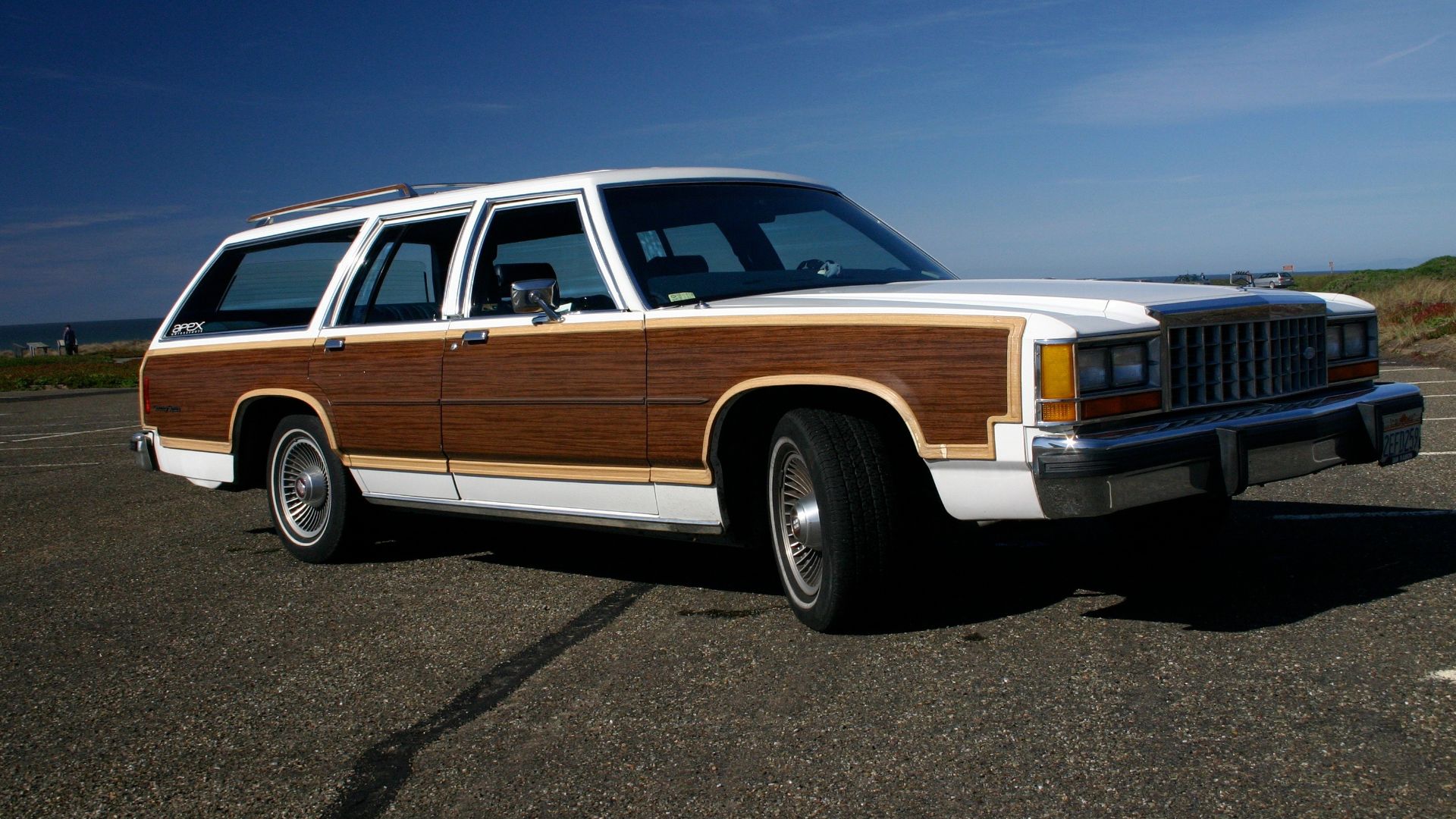 1987 Ford LTD Country Squire, right front view