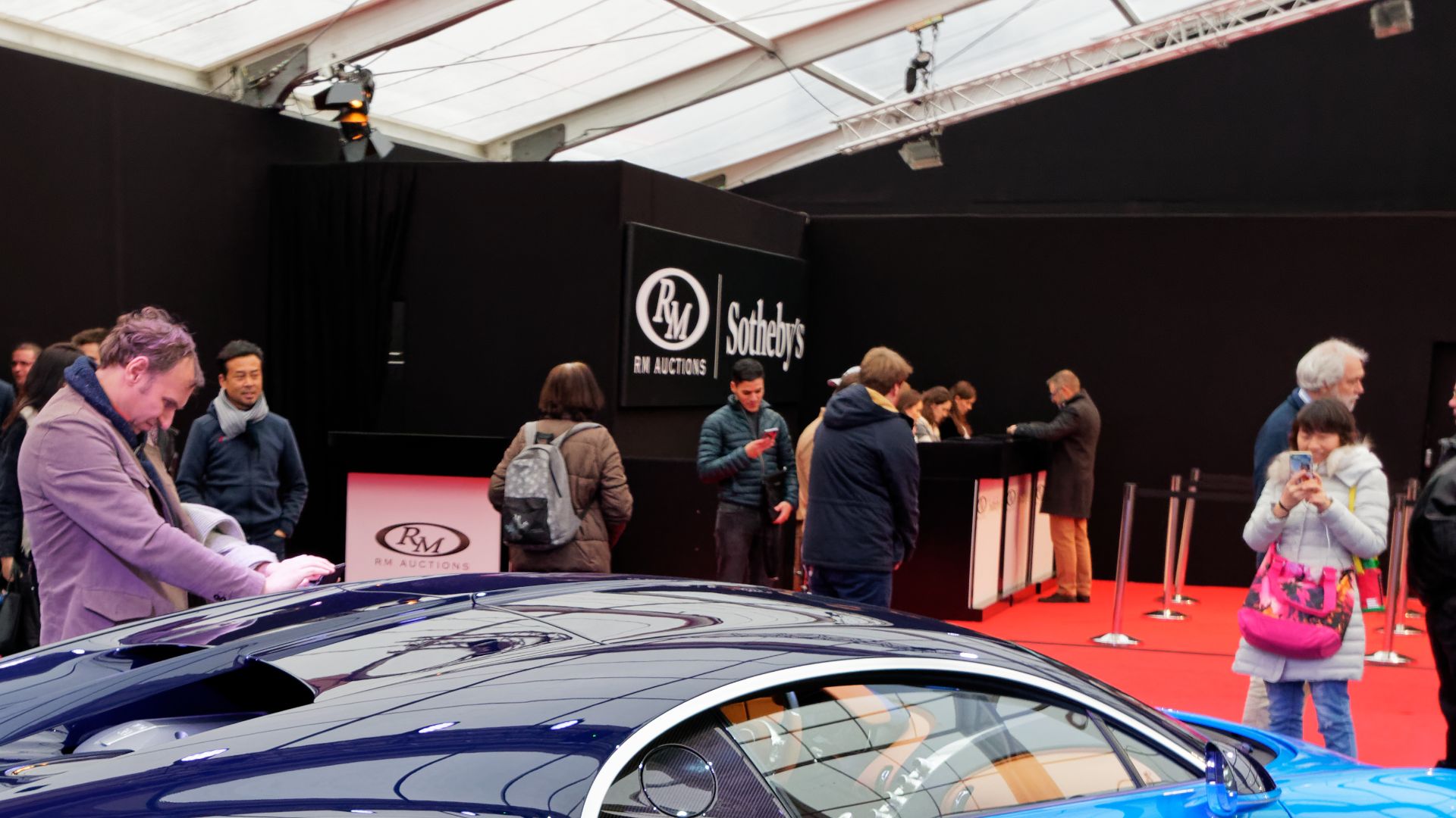Un véhicule exposé lors de la vente RM Sotheby’s 2018 aux Invalides à Paris.