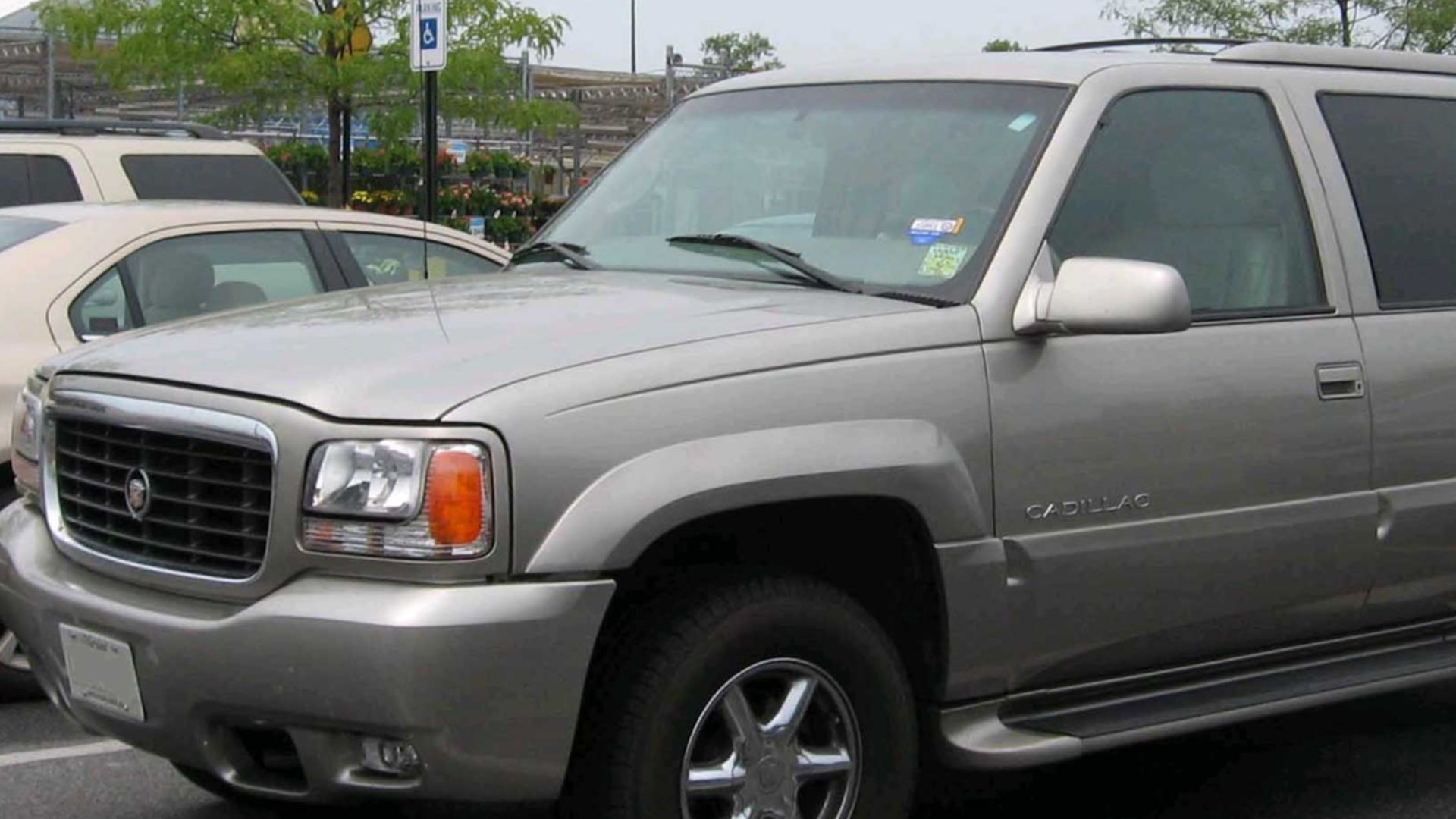 1999-2000 Cadillac Escalade photographed in Clinton, Maryland, USA.