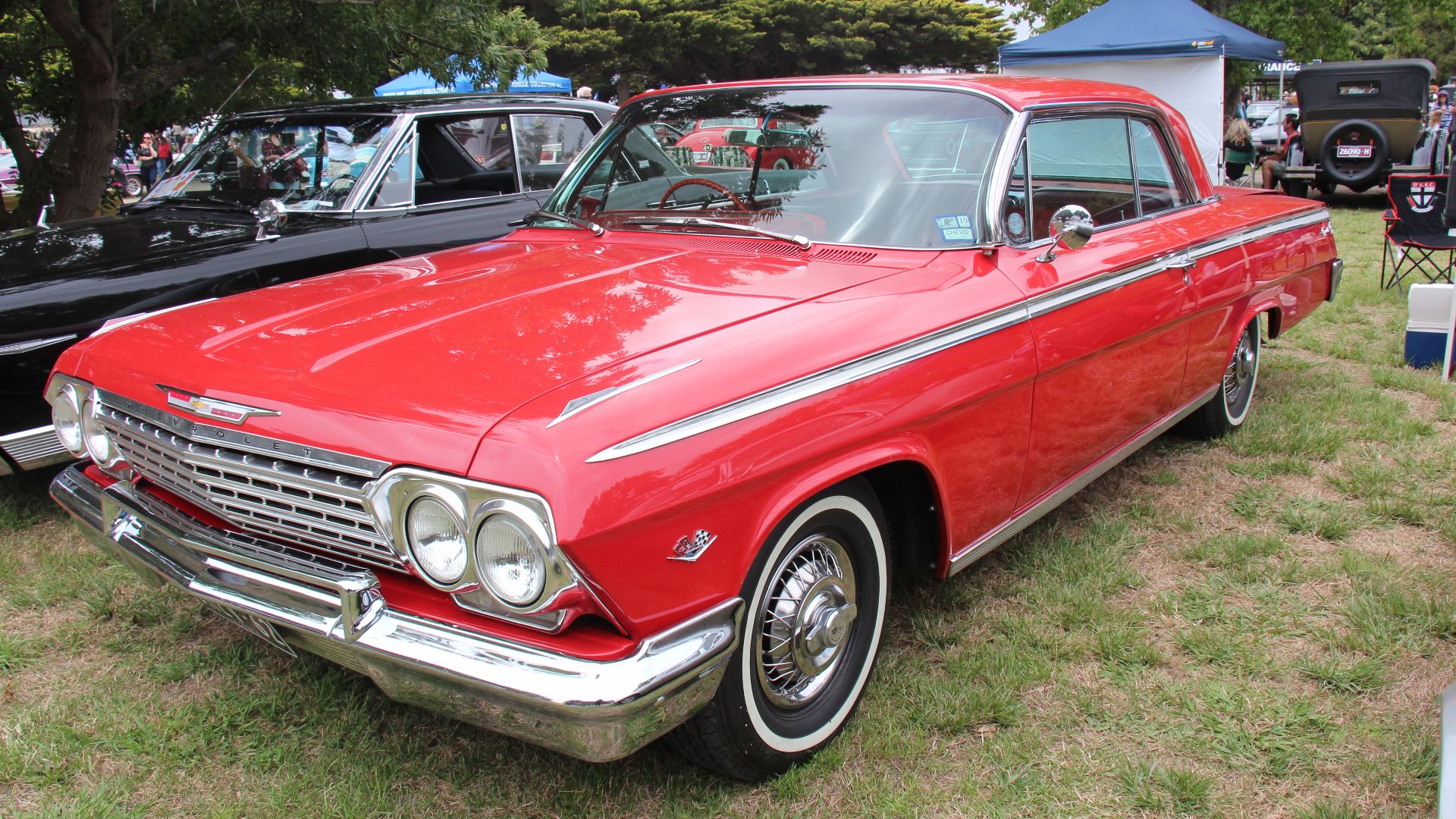 All sheetmetal, except the doors, was changed again in 1962, a more conservative looking car. The Sedans and 2 door Sport Coupe got a convertible roof style roofline whereas the 2 door Hardtop Coupe still had the bubble back Roofline. 
Base model was stil