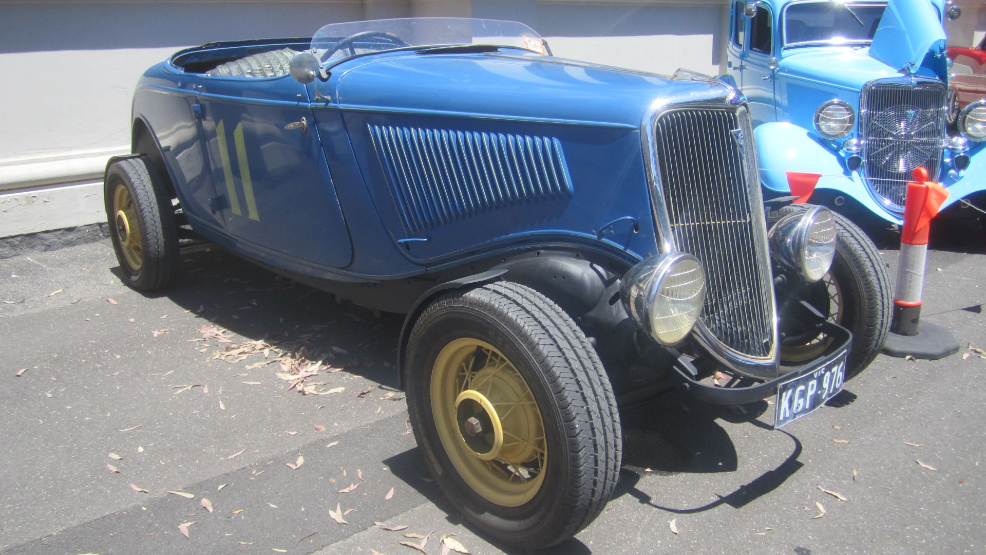 Real Old School look, maybe by the look of the seat it just is Old School original.

A very similar car to 1933 but the grille was now pointed and flatter with a wider surround. Straight hood louvres