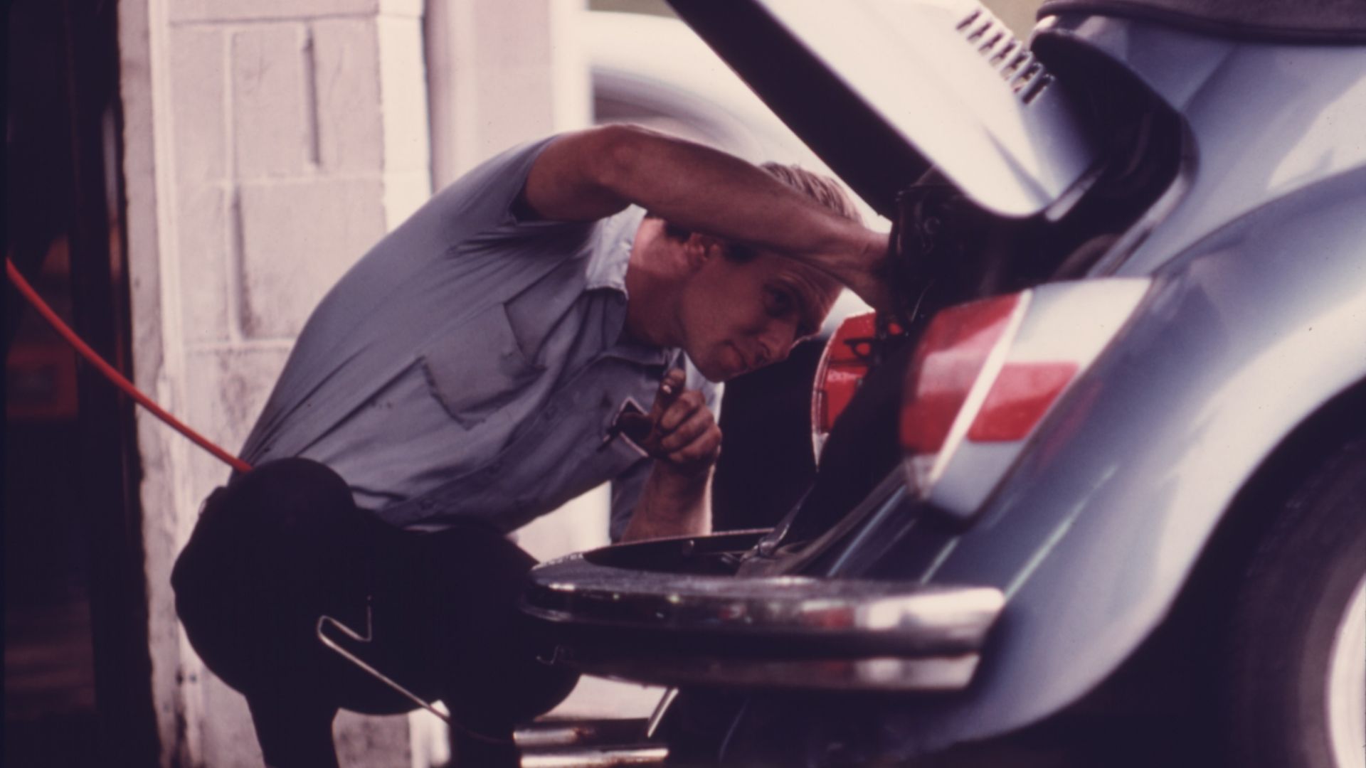 File:SERVICE STATION MECHANIC ADJUSTS THE ENGINE FOR A YOUNG WOMAN WHOSE VEHICLE HAD FAILED THE EMISSIONS TEST AT AN AUTO... - NARA - 557925.jpg