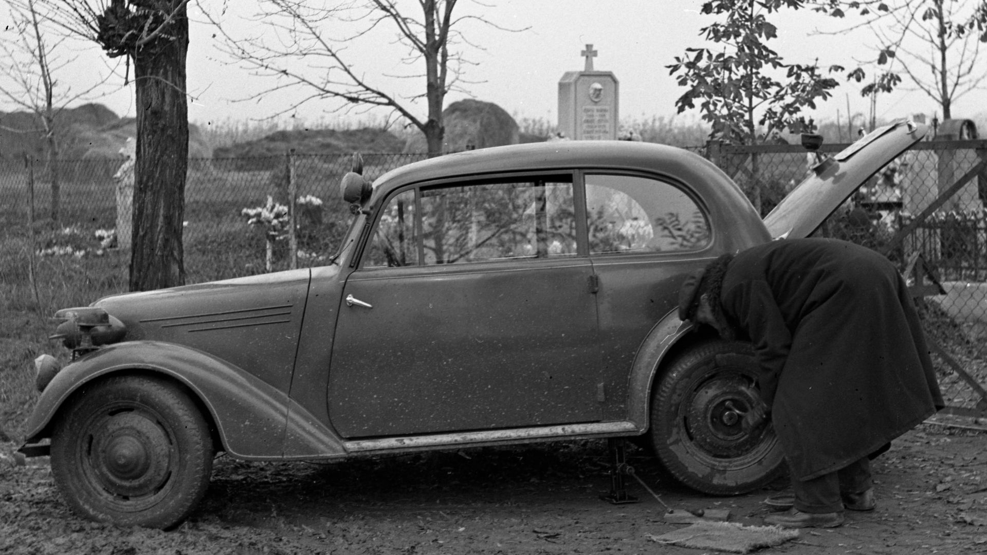 Tags: automobile, Czechoslovak brand, Tatra-brand, cemetery, changing tyre