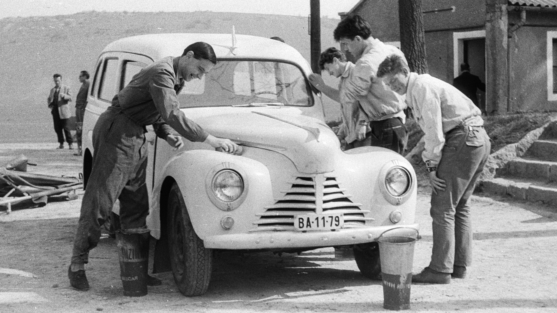 mentőautóként használt Skoda 1102 karbantartása.