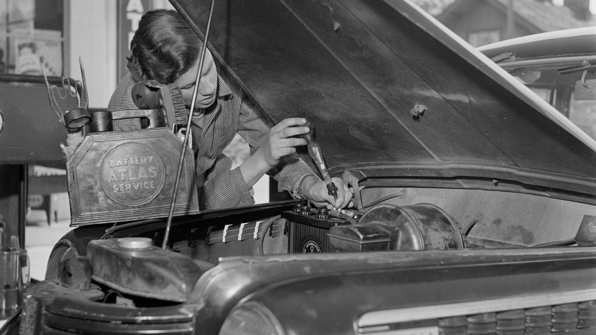 Bildet er hentet fra Arkivverket.
Bil-service, Esso

Arkivinstitusjon : Riksarkivet
Arkivnavn : Billedbladet NÅ
Sted : Norge, Ukjent, Ukjent, Ukjent
Avbildet: Ukjent