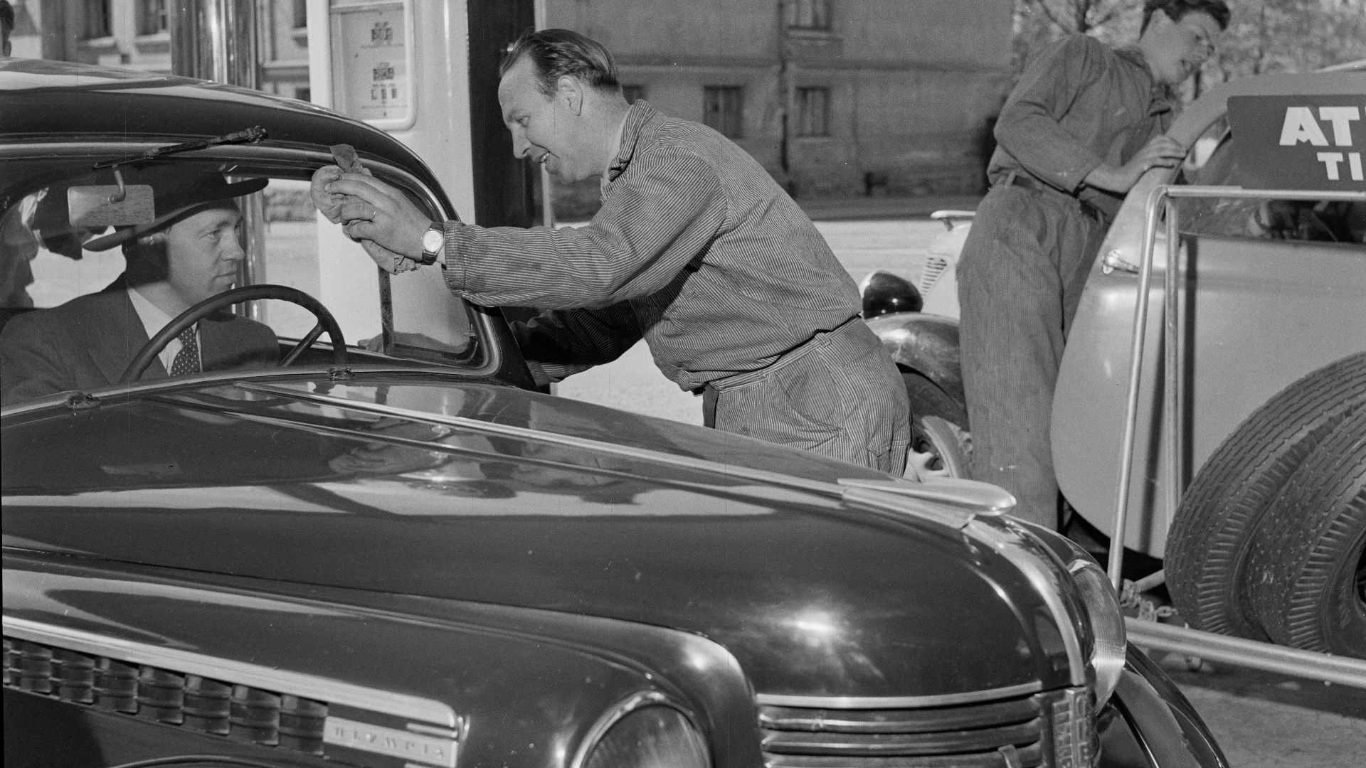 Bildet er hentet fra Arkivverket.
Bil-service, Esso

Arkivinstitusjon : Riksarkivet
Arkivnavn : Billedbladet NÅ
Sted : Norge, Ukjent, Ukjent, Ukjent
Emneord: Menn, Portretter
Avbildet: Ukjent