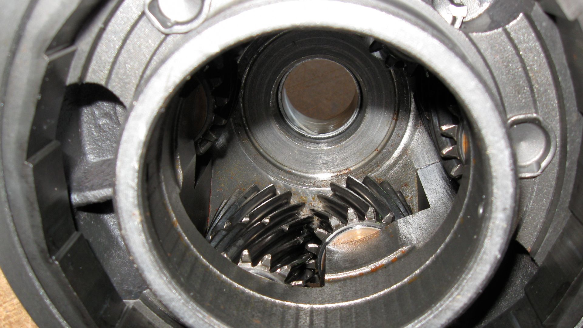 Inside of planet carrier, showing meshing of gears. Two co-linear sun gears fit in this assembly.