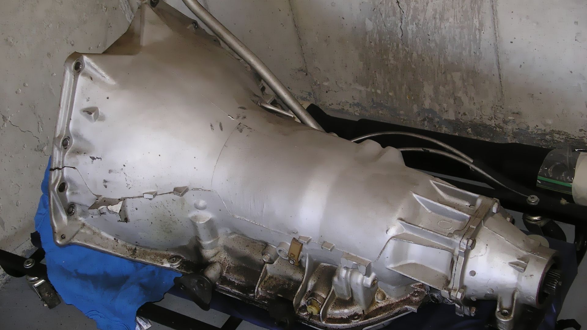 TH400.  Turbo-Hydramatic 400 Transmission.  This is a 3 speed automatic transmission made by General Motors.