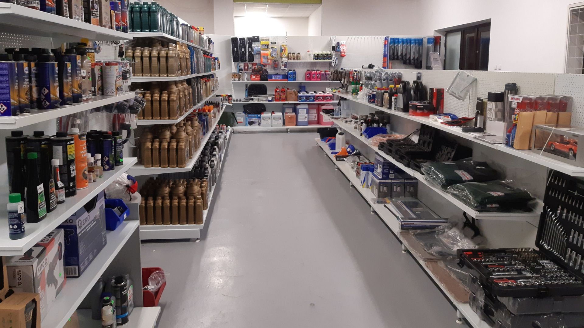Prostor prodejny obchodu Voton.cz autodíly s regály s příslušenstvím pro údržbu vozidla.