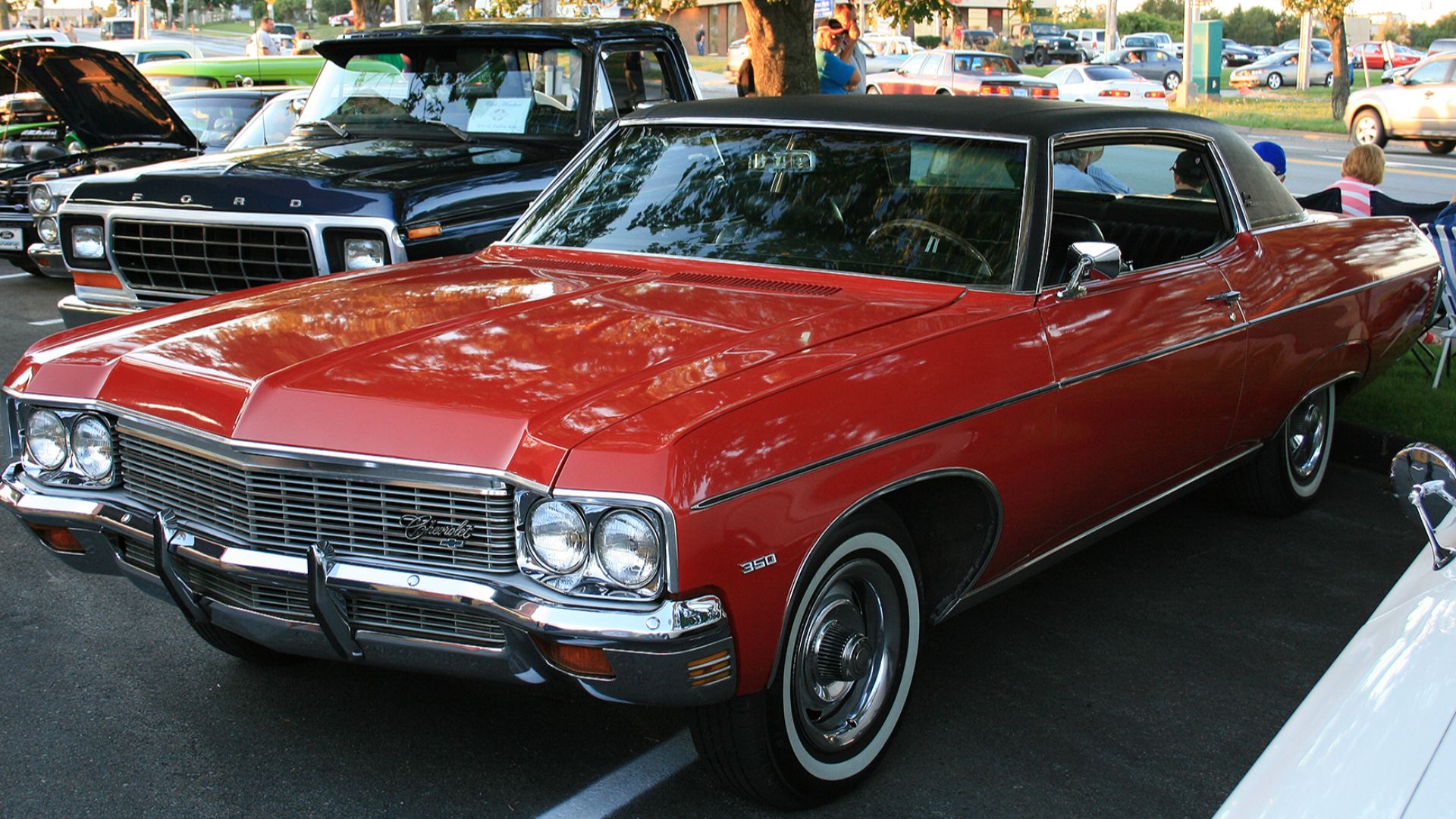 1970 Chevrolet Caprice. The wheels would suggest that this is an Impala rather than a Caprice. Please refer to 1970 Chevrolet brochure at paintref.com
