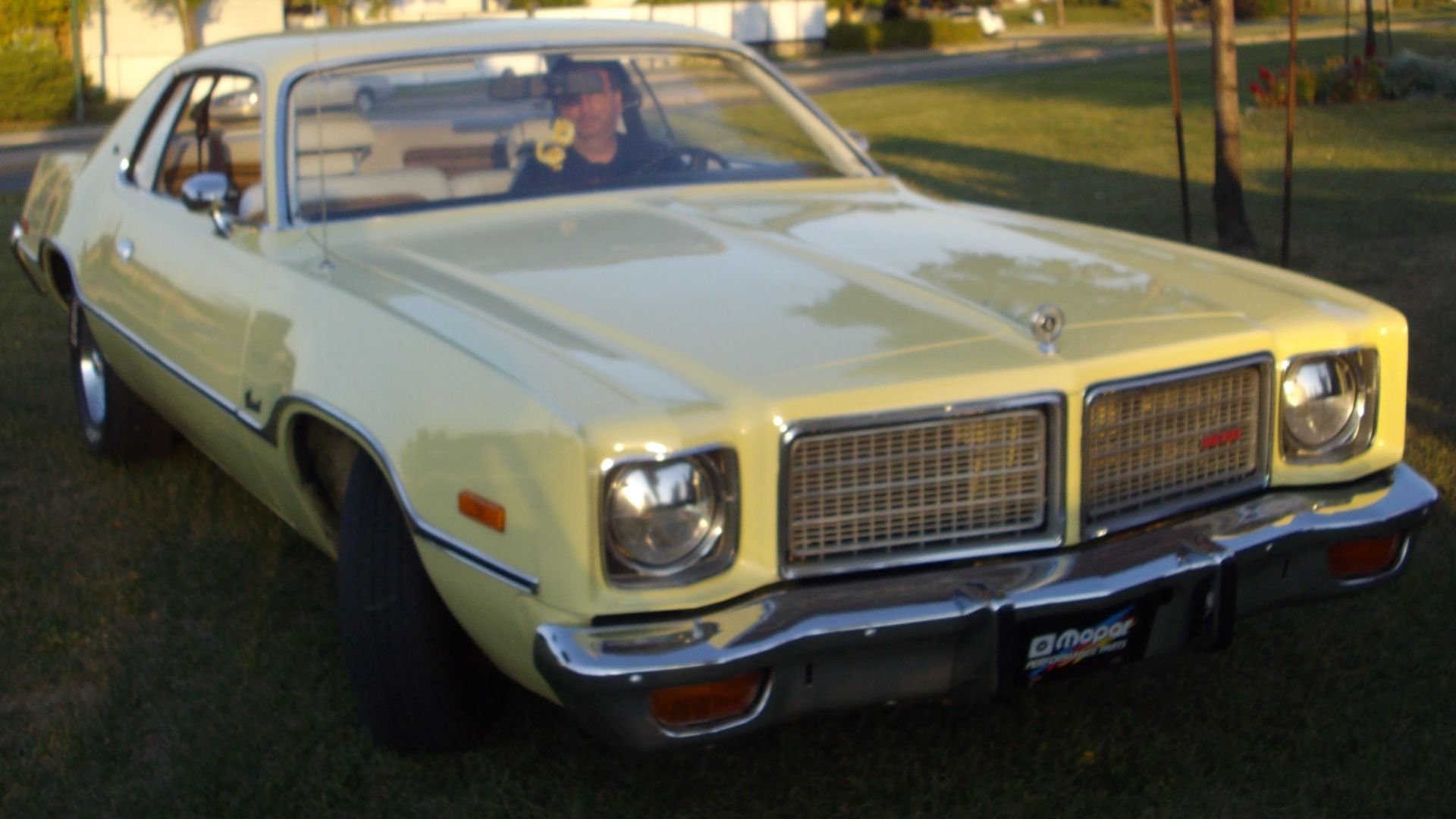 1976 Dodge Coronet photographed in Brossard, Quebec, Canada at Auto classique Combos Express.