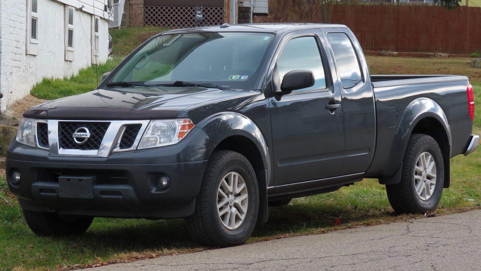 2014 Nissan Frontier SV V6 4x4 King Cab photographed in New Castle, Pennsylvania. Finished in Night Armor.