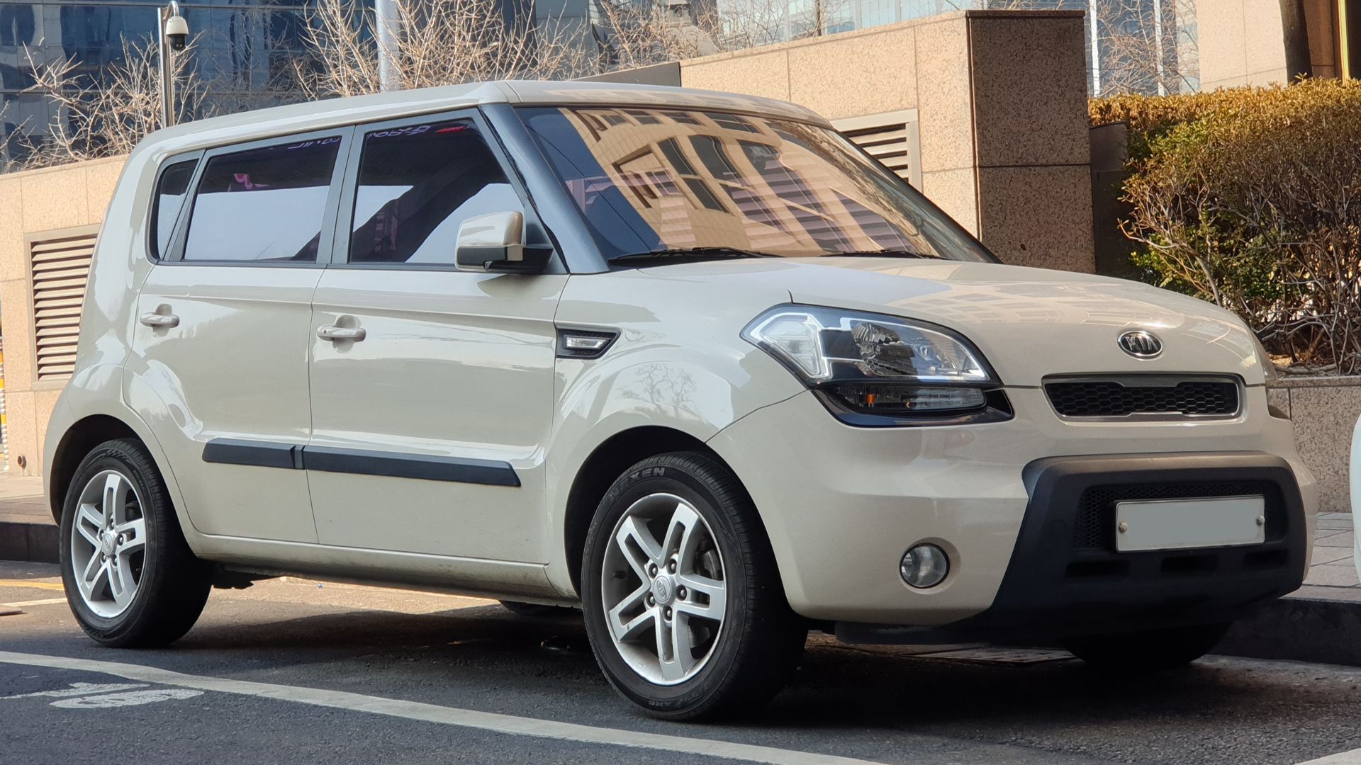 Vanilla Beige Kia Soul AM hatchback.