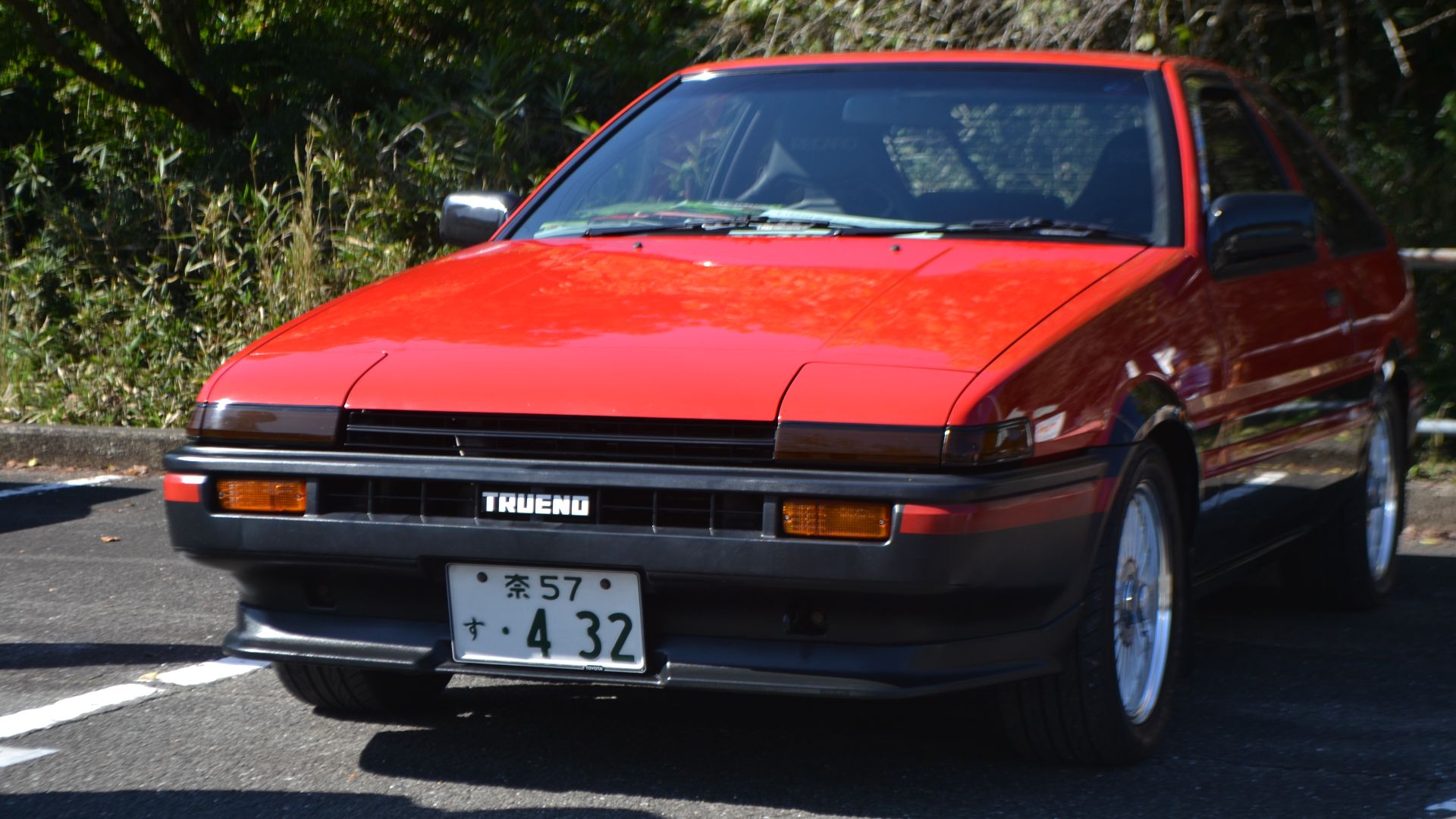 c/n AE86-5059391. Made in 1985. This is 3-door hatchback coupe, E-AE86-FCMVF 3door GT APEX Sports Package(Ⅰ) version. On display at Ibigawa Classic Car Meeting in TANIGUMI, Tanigumi Tokudzumi, Ibigawa, Ibi, Gifu. 20th October 2024