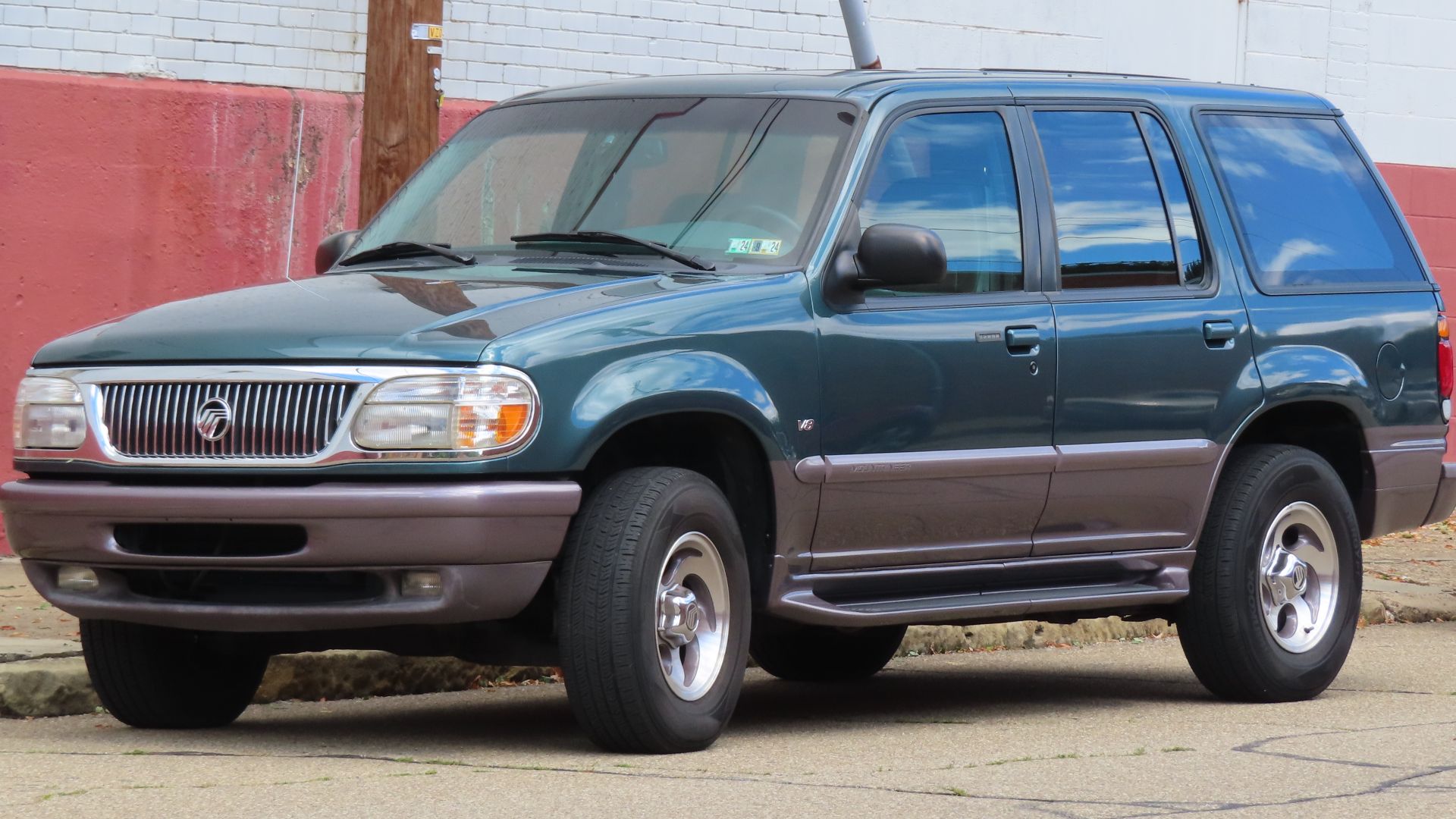 1997 Mercury Mountaineer photographed in New Brighton, Pennsylvania. Finished in Medium Willow Green Clearcoat Metallic over Medium Graphite Clearcoat Metallic.