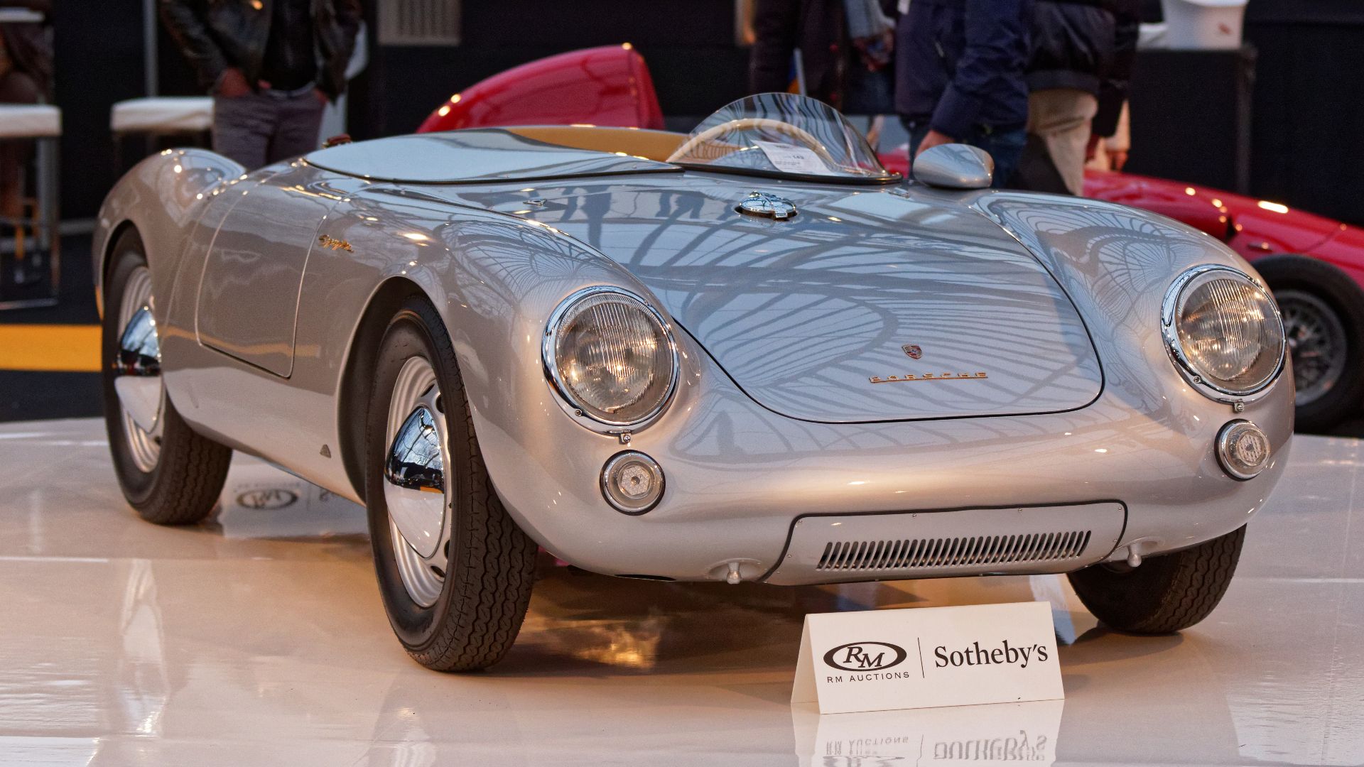 Une Porsche 550 Spyder de 1955 exposée lors de la vente RM Sotheby’s 2016 aux Invalides à Paris.