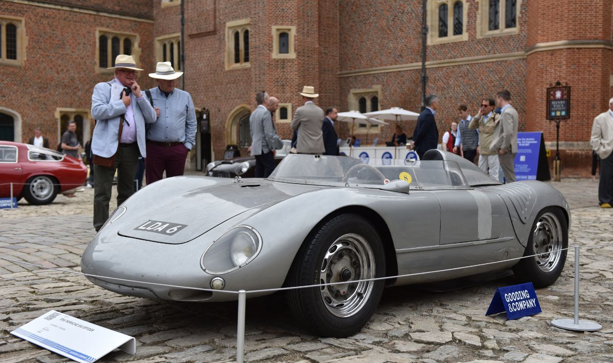 Getty Images - 1420328311 - Visitors view a 1956 Porsche 550 Spyder which Is displayed for auction with the Gooding and Company with an estimate of £1,250,000 - £1,750,000 during the Concours d'Elegance at Hampton Court Palace on September 02, 2022 in London, England.