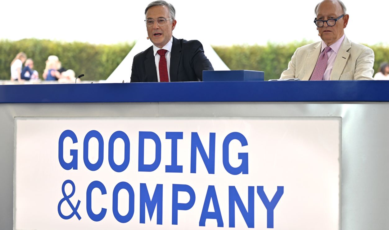 Getty Images - 2169581578 - Auctioneer Charlie Ross (R) leads the auction with international auction house Gooding & Company during the Concours of Elegance at Hampton Court Palace on August 30, 2024 in London, England.